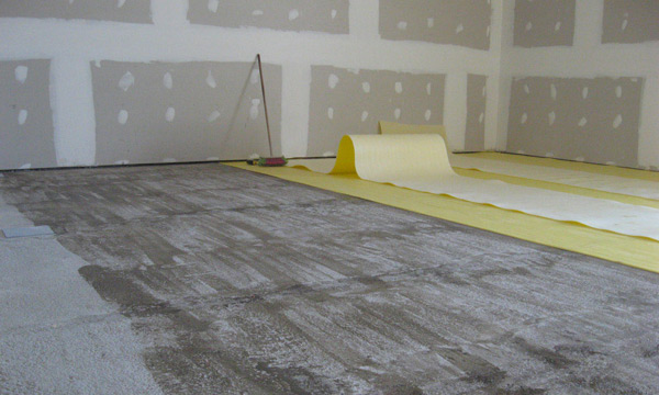 Se procede a extender longitudinalmente el rollo de la base para alfombras a fin de presentarlo sobre la superficie a cubrir.
