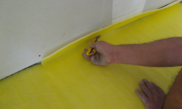 Se corta haciendo tope con las paredes o zócalos de borde, utilizando tijera y trincheta.
