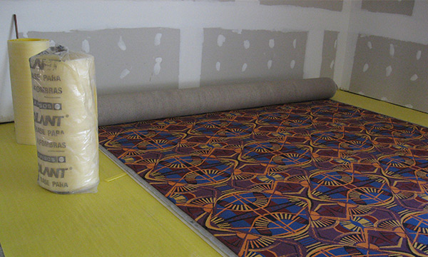 Una alfombra bien instalada nos asegura una mejor terminación estética, adicionando la mayor mullidez y el potenciado del efecto succión en el barre aspirado gracias al Base para Alfombras ISOLANT.