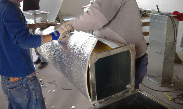 Encamisar el ducto con el aislante, siempre dejando el aluminio reforzado hacia la intemperie.