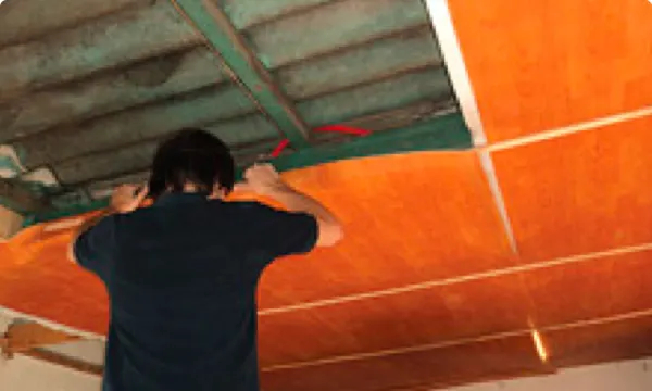 Continúe colocando el resto de los rollos de Isolant Cedro NET® de la misma manera: fijándolo a los bastidores de la pared, a la viga del techo y termosoldando las uniones.
